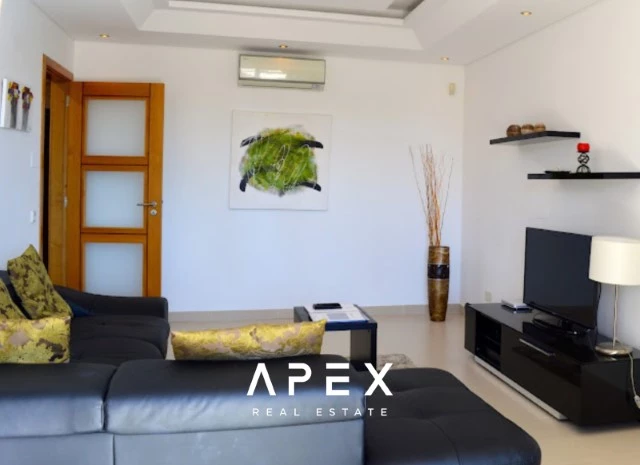 Four Bedroom Townhouse in the Crest \ Garage \ Pool