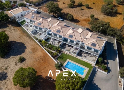 Four Bedroom Townhouse in the Crest \ Garage \ Pool