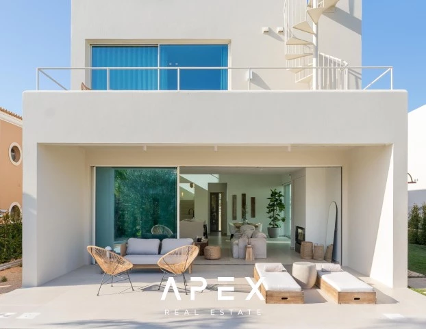 Luxurious Mediterranean-inspired house, 3 bedroom, stunning roof top sea view