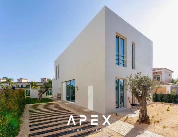 Luxurious Mediterranean-inspired house, 3 bedroom, stunning roof top sea view