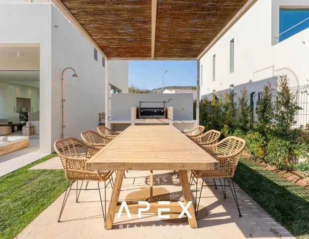 Luxurious Mediterranean-inspired house, 3 bedroom, stunning roof top sea view