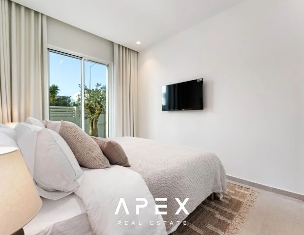 Luxurious Mediterranean-inspired house, 3 bedroom, stunning roof top sea view