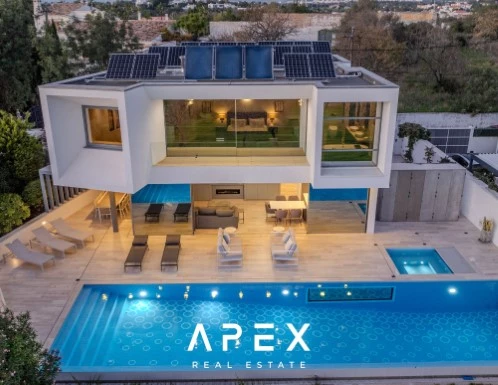 Three Bedroom Villa in Vale do Lobo with pool