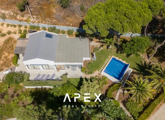 Three Bedroom Villa in Vale do Lobo with pool