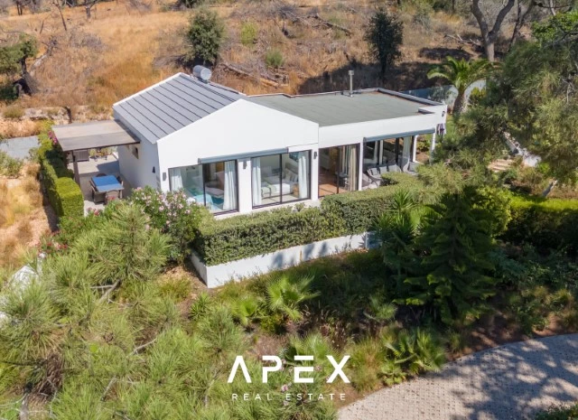 Three Bedroom Villa in Vale do Lobo with pool