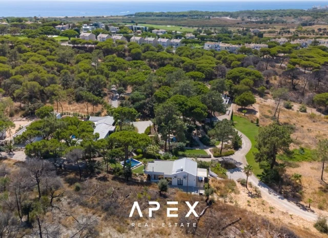 Three Bedroom Villa in Vale do Lobo with pool