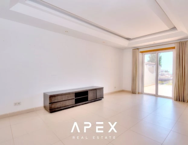 Four Bedroom Town House in The Crest
