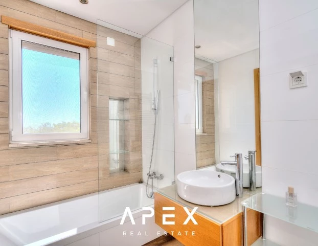 Four Bedroom Town House in The Crest