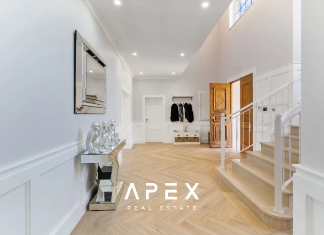 Four Bedroom Villa in Sao Clemente with one bedroom annex