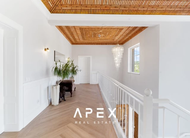 Four Bedroom Villa in Sao Clemente with one bedroom annex