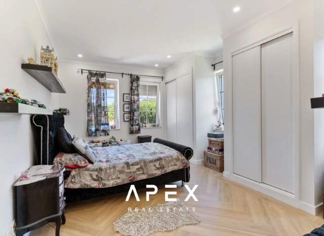 Four Bedroom Villa in Sao Clemente with one bedroom annex