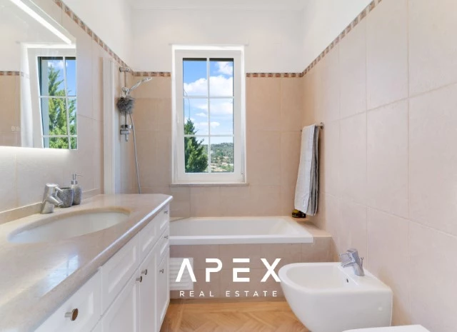 Four Bedroom Villa in Sao Clemente with one bedroom annex