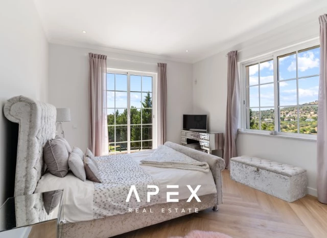 Four Bedroom Villa in Sao Clemente with one bedroom annex