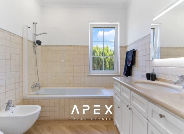 Four Bedroom Villa in Sao Clemente with one bedroom annex