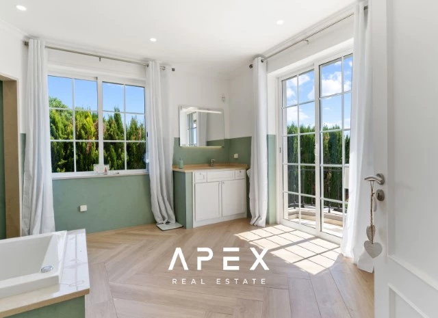 Four Bedroom Villa in Sao Clemente with one bedroom annex