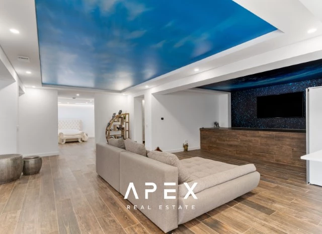 Four Bedroom Villa in Sao Clemente with one bedroom annex